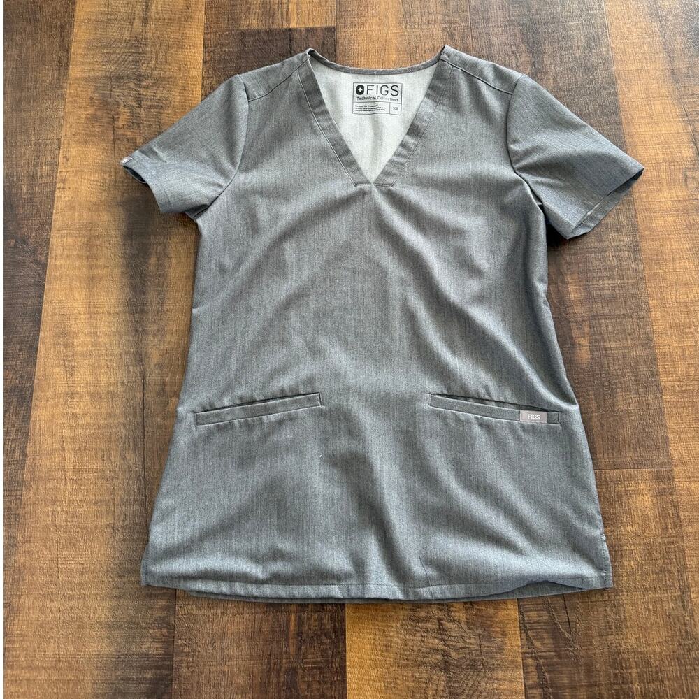 FIGS Casma Three Pocket Scrub Top Graphite Gray XS